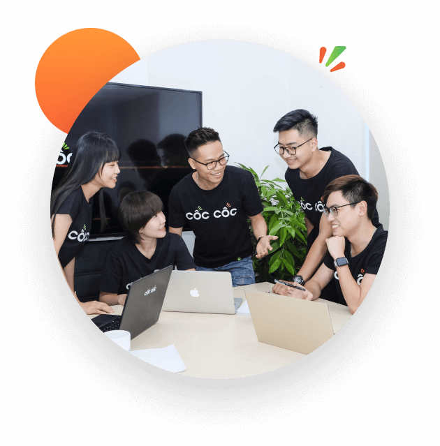 Cốc Cốc 团队在办公室交流